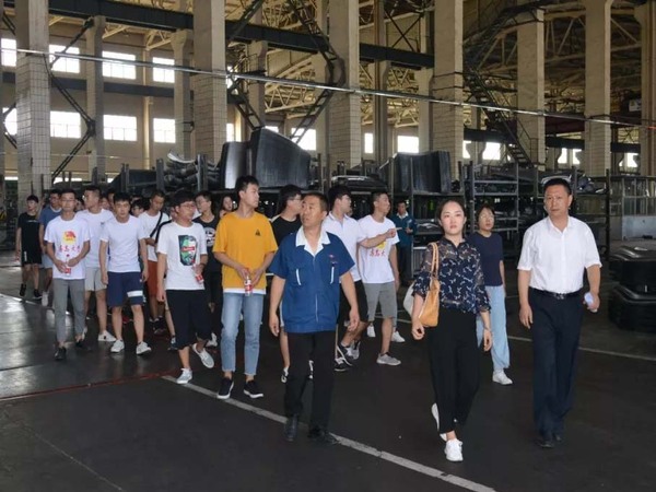 高校大学生来必一运动集团科普基地实践学习