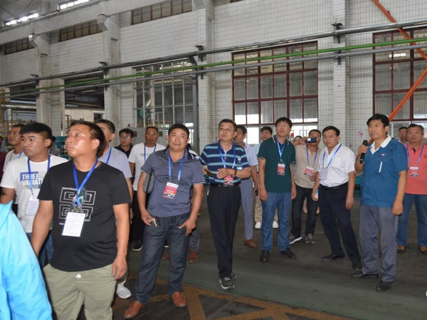 社会公众在必一运动集团科普基地生产车间参观学习