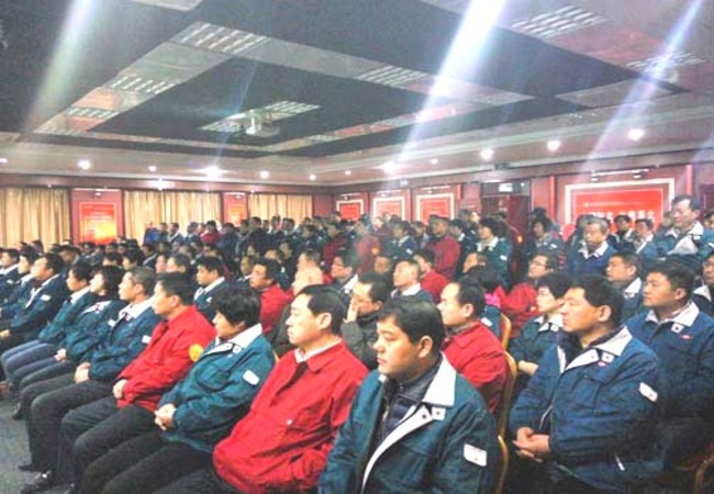 必一运动集团管理人员正在大会堂认真听取科技人员的科普知识讲座