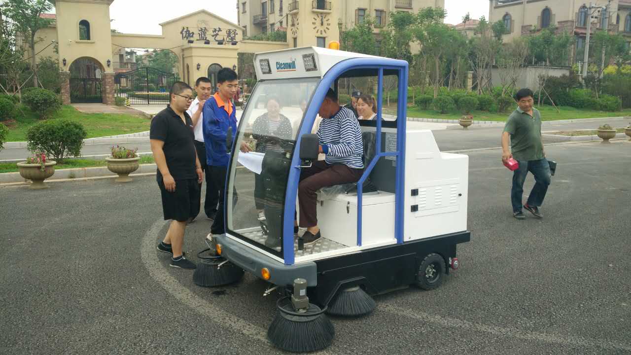 厉害了。。 电动扫地机越来越多的用于城区主干道保洁工 64