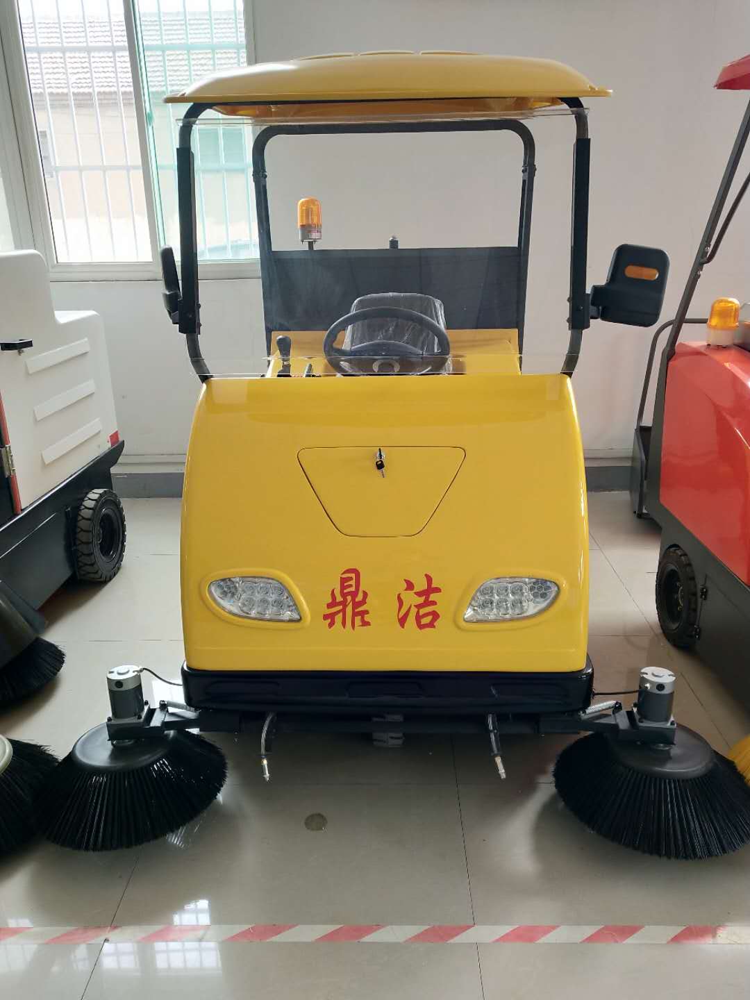 厉害了。。 电动扫地机越来越多的用于城区主干道保洁工 64