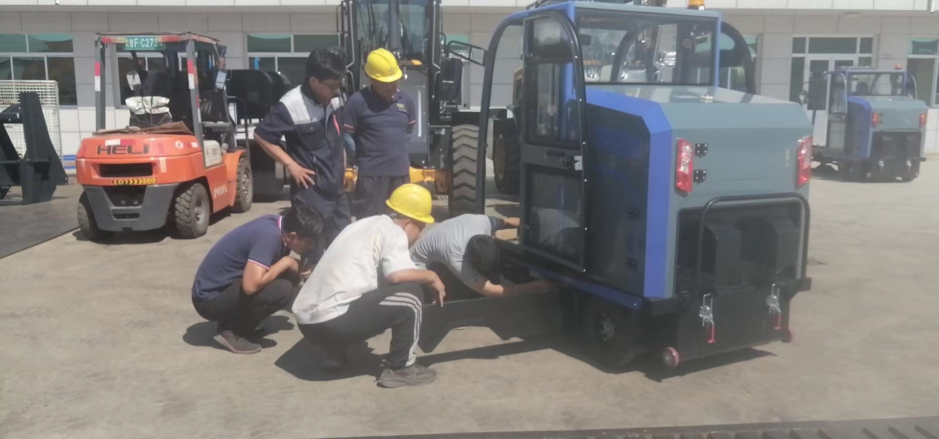 山宇重工采购必一体育两台全封闭扫地车91