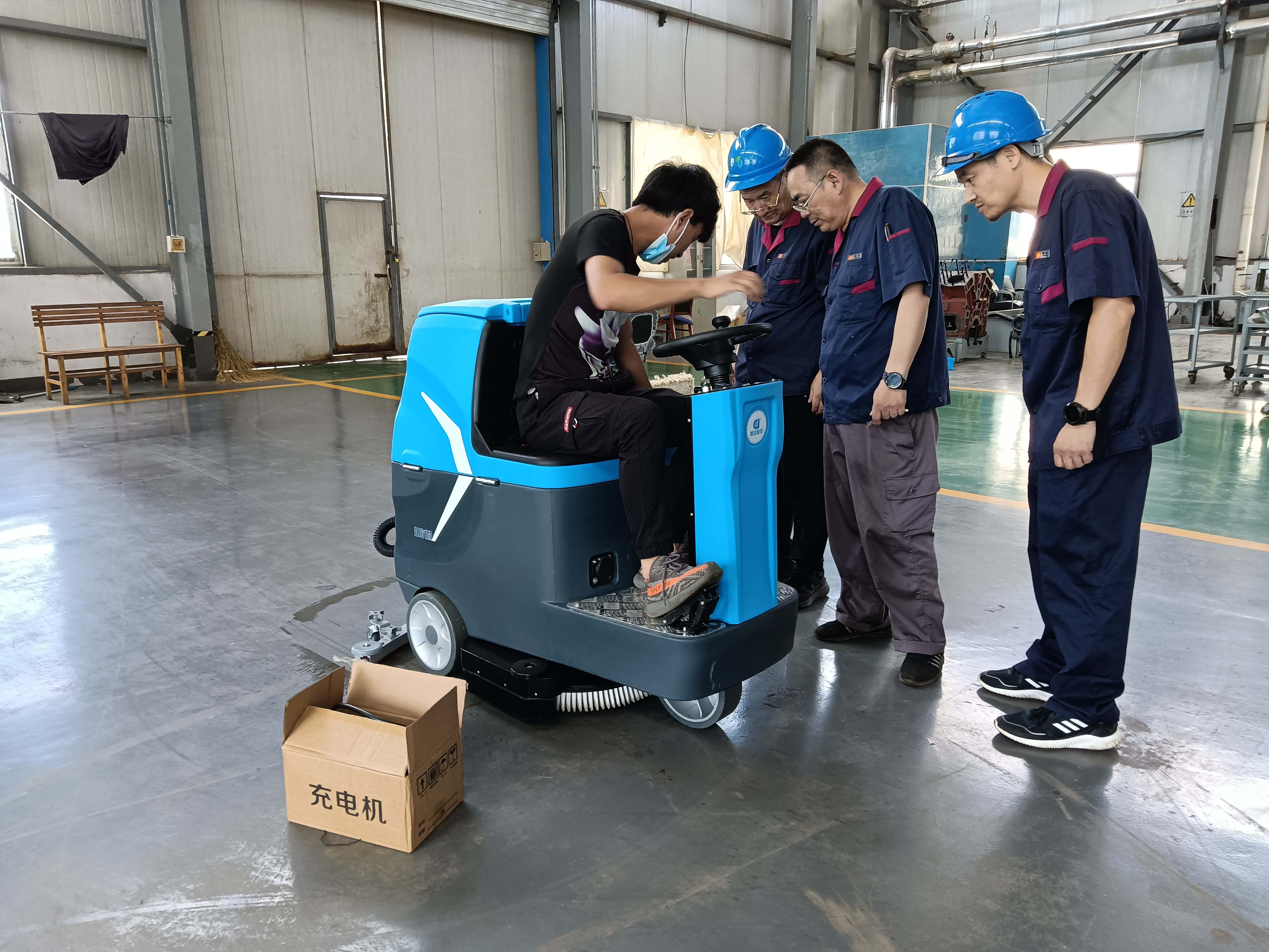  胜动集团采购必一体育两台驾驶洗地机92